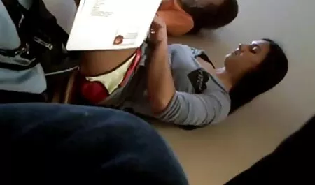Milf bruna attrici erotiche si estende il suo buco del culo con un grosso cazzo