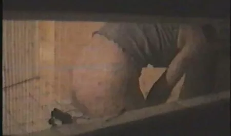 La regina dei pornostar italiana anni 90 feticci con una bambola di gomma schiavizza il suo animale domestico Diabolica!