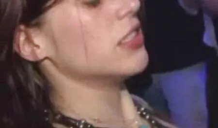 Skinny Pissing babe porno di attrici italiane si masturba dopo la pipì
