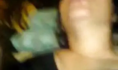 Sexy ragazza attrici porno italiane anni 90 bruna si masturba giocattolo la sua figa a raggiungere l'orgasmo