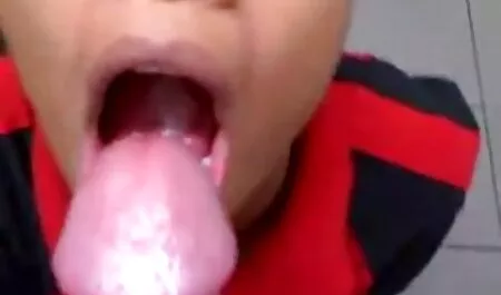 Dolce rossa pulcino gioca con porno con attrici italiane la sua figa stretta