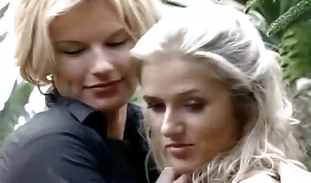 Tatuato video porno attrice famosa lesbica ottiene piacere dalla sua ragazza