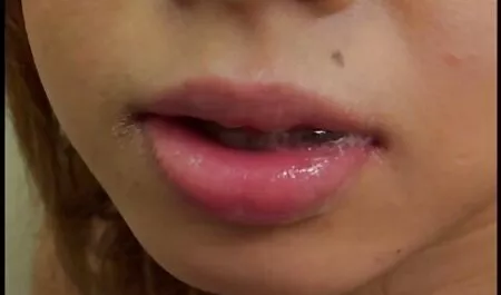 Petite asian pulcino seduce film porno con attrici italiane e scopa il suo dildo