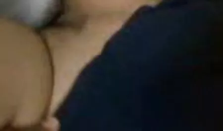 Calda bionda Liv inizia questa festa porno con attrici italiane