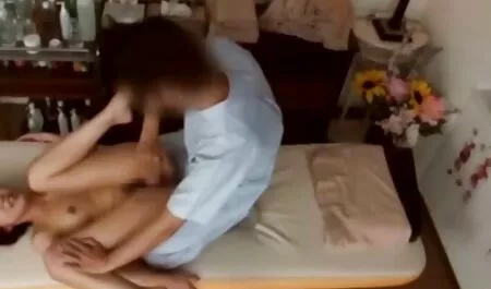 Seduce due uomini con le loro tette perfette MILF attrici francesi hard