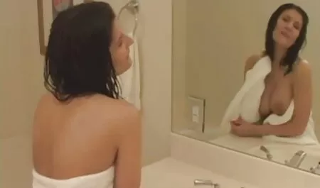 MOFOS-Cute cavalca cazzo in video porno di attrici italiane POV video